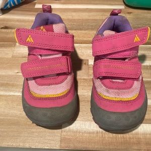 Pink hiking shoes for toddler size 25 or 8t
